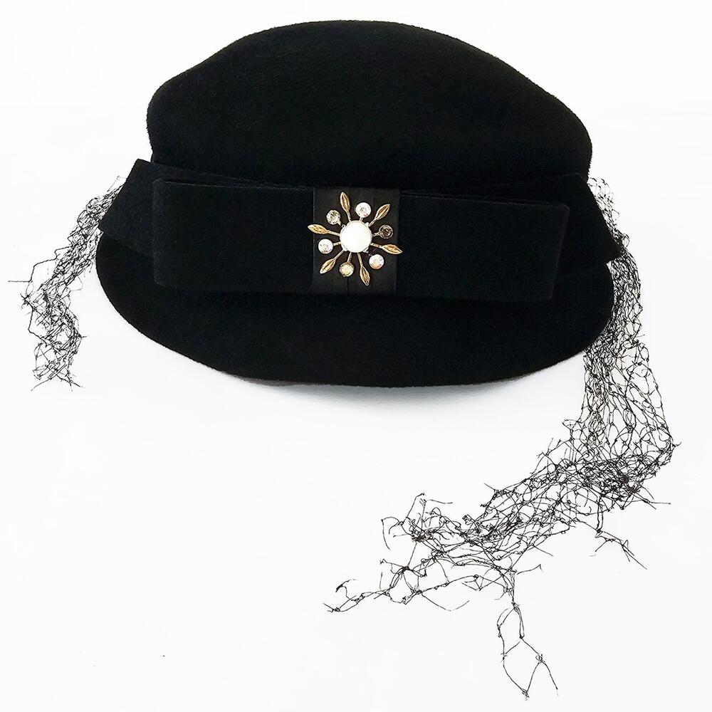 Vintage Black Women's Felt Hat with Decorative Bow and Faux Pearl Accent